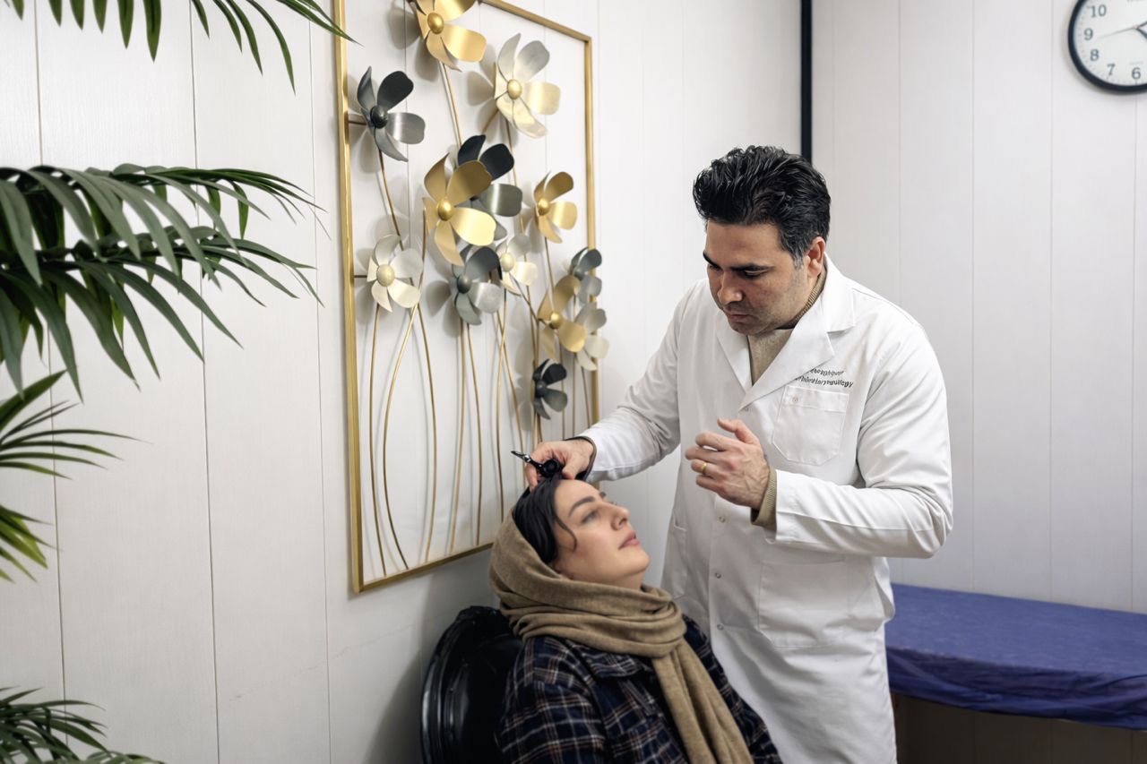 خطرات فیس لیفت چیست؟ (راهنمای کاهش عوارض + ایمنی جراحی ۱۴۰۴)