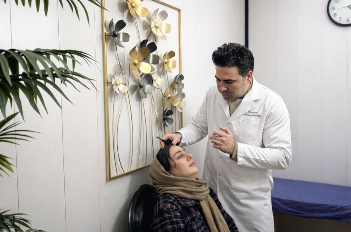 دکتر پارسا چراغی‌پور در حال مشاوره با بیمار در مرکز جوانسازی صورت فیس لیفت 360