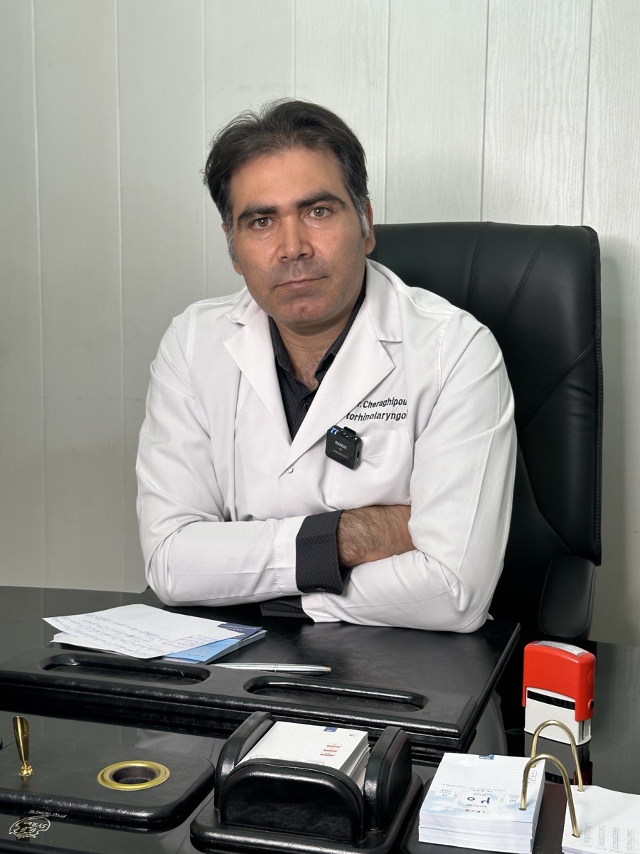 پرتره دکتر پارسا چراغی‌پور با روپوش پزشکی — متخصص گوش و حلق و بینی