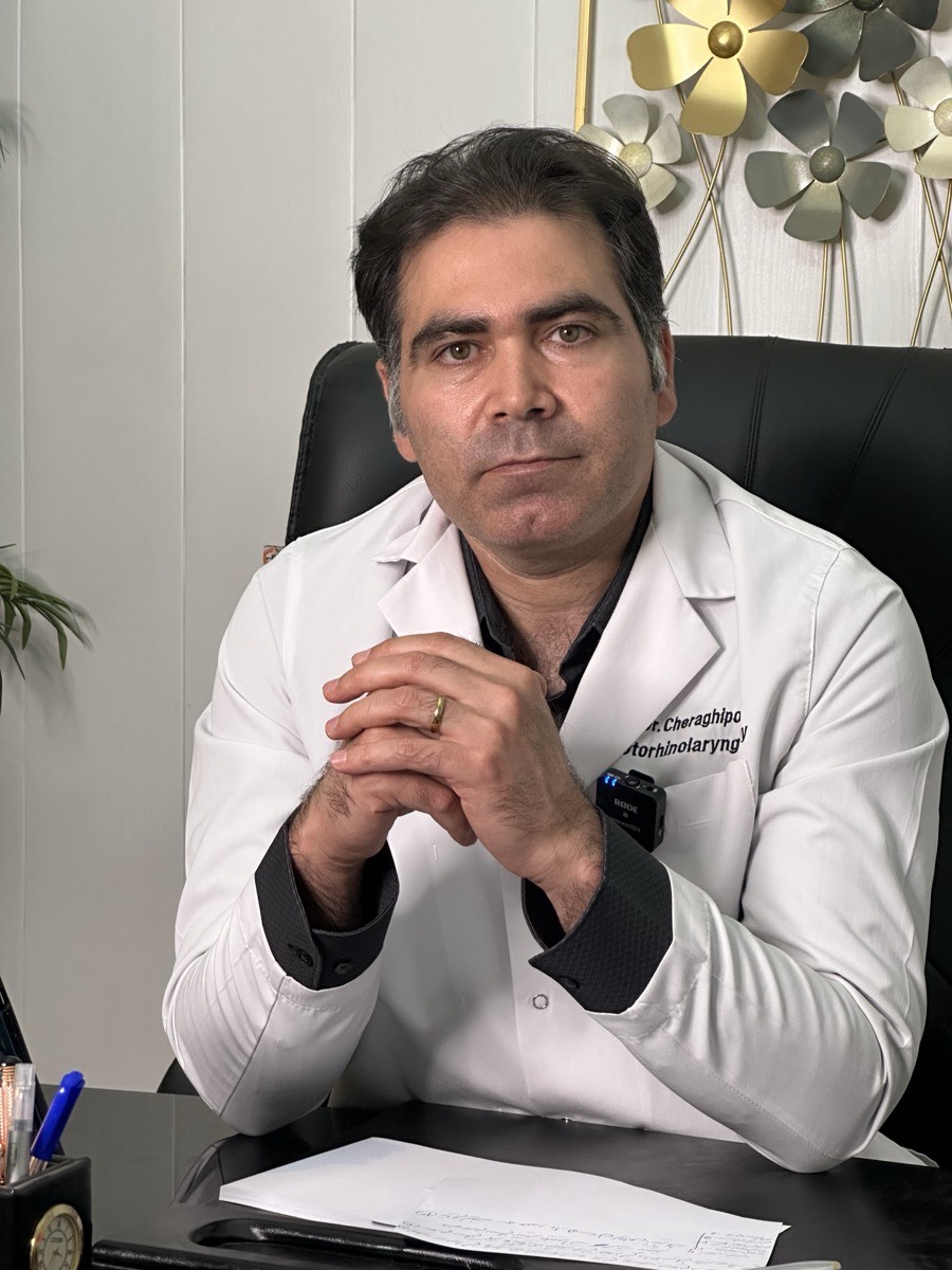 دکتر پارسا چراغی‌پور در مطب میرداماد، تهران