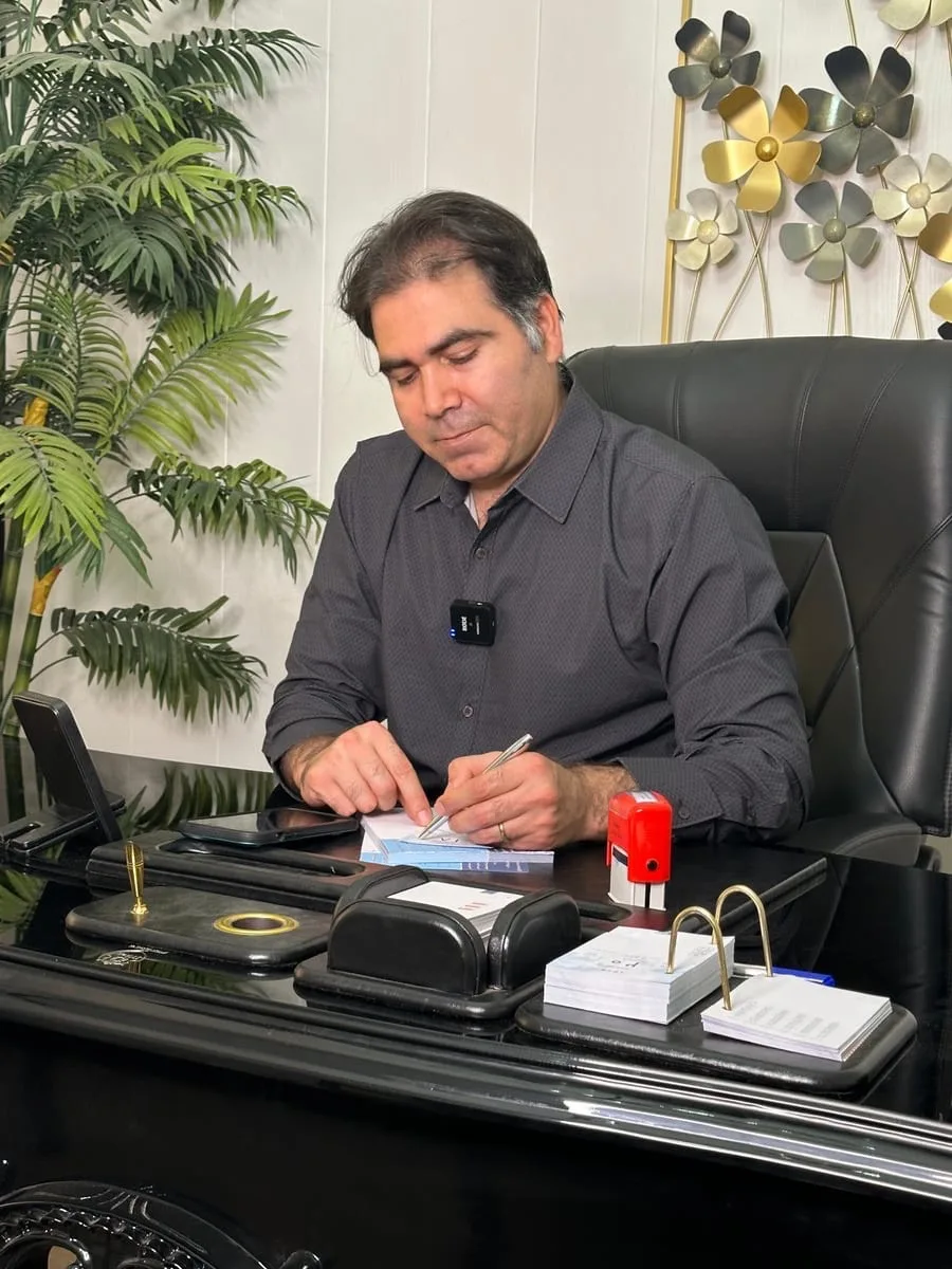 جلسه مشاوره بلفاروپلاستی با دکتر پارسا چراغی‌پور